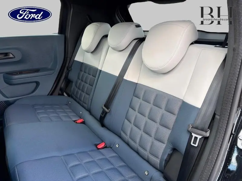 Vue intérieure côté droit de la banquette arrière bicolore bleu et blanc de la Fiat Grande Panda 2025 noir cinéma métallisé.