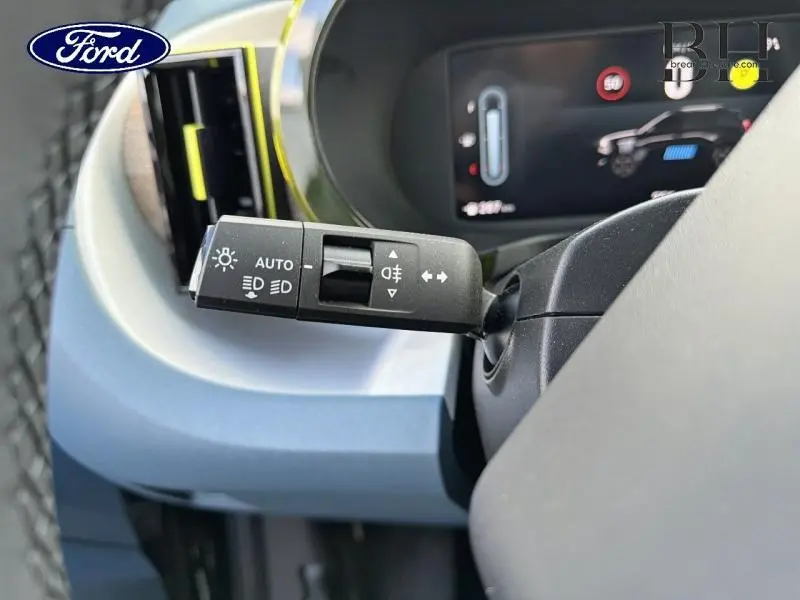 Gros plan sur la commande des feux et clignotants côté gauche dans l’habitacle de la Fiat Grande Panda noir cinéma métallisé.