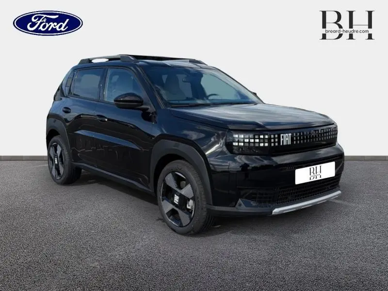 Vue 3/4 avant droite d'une FIAT Grande Panda 1.2 Hybrid Turbo 2025 en noir cinéma métallisé avec jantes alu distinctives.