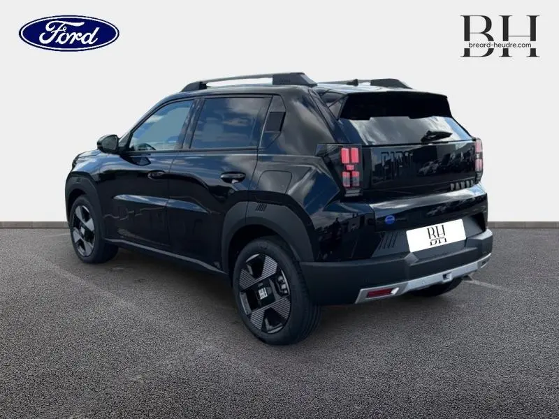 Vue 3/4 arrière droite d'une FIAT Grande Panda 1.2 Hybrid Turbo noire métallisée avec jantes alu et barres de toit.