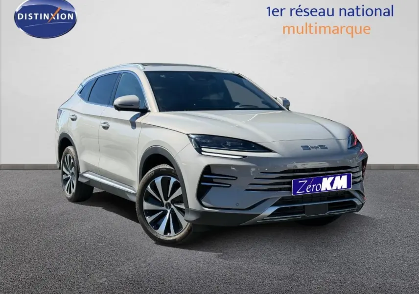 Vue 3/4 avant du SUV BYD SEAL U 2026 en Boundless Cloud métallisé avec jantes alu et calandre moderne.