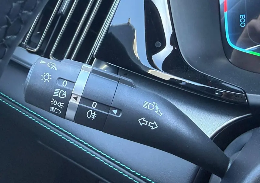 Gros plan sur la manette de clignotants et feux du tableau de bord intérieur du BYD SEAL U 2026.