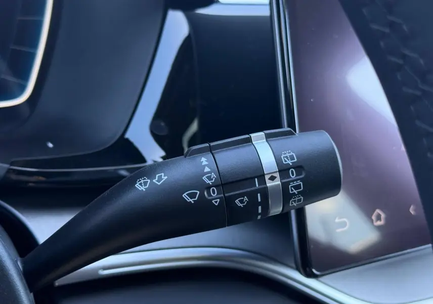 Gros plan sur la manette d’essuie-glace côté gauche du tableau de bord du BYD SEAL U 2026, intérieur noir et écran tactile.