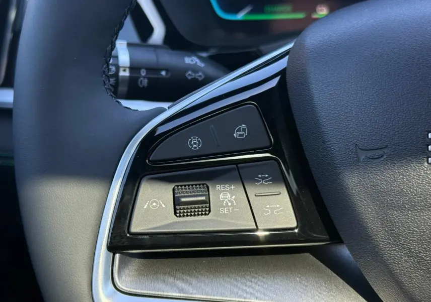 Gros plan sur les commandes du volant noir du BYD SEAL U 1.5 DM-i 218ch Boost, boutons de régulateur et assistance.