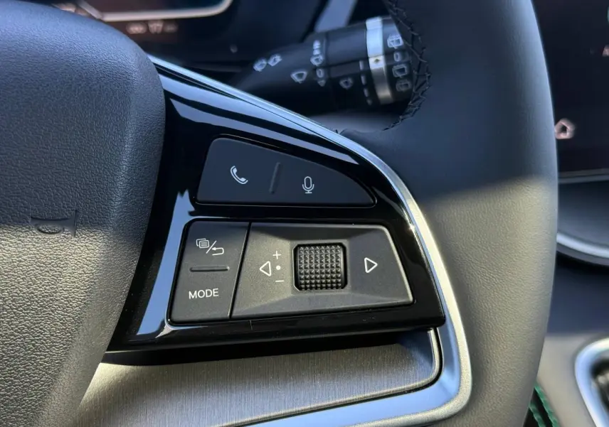 Gros plan sur les commandes vocales et multimédia noires intégrées au volant du BYD SEAL U 1.5 DM-i 218ch Boost.