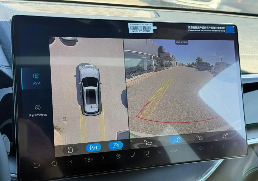 Écran tactile intérieur montrant la caméra 360° et vue arrière du BYD SEAL U 1.5 DM-i Boundless Cloud métallisé.