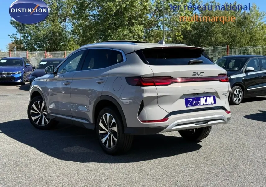 Vue 3/4 arrière droite du SUV BYD SEAL U 1.5 DM-i 218ch Boost en Boundless Cloud métallisé, avec feux arrière LED.