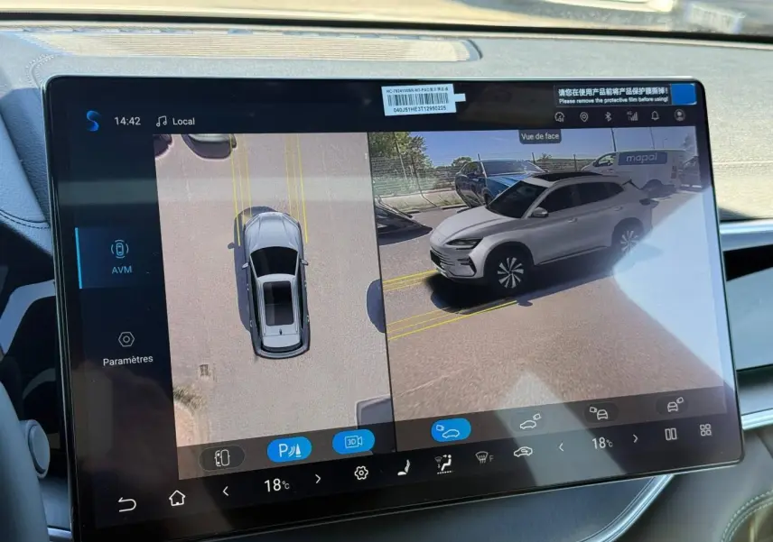 Écran tactile intérieur montrant une vue 360° et 3/4 avant d'un BYD SEAL U blanc en stationnement.