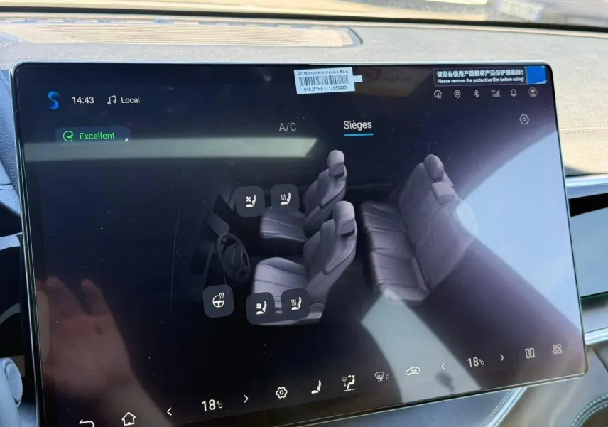 Écran tactile intérieur du BYD SEAL U affichant les réglages des sièges en vue 3D, avec interface sombre.