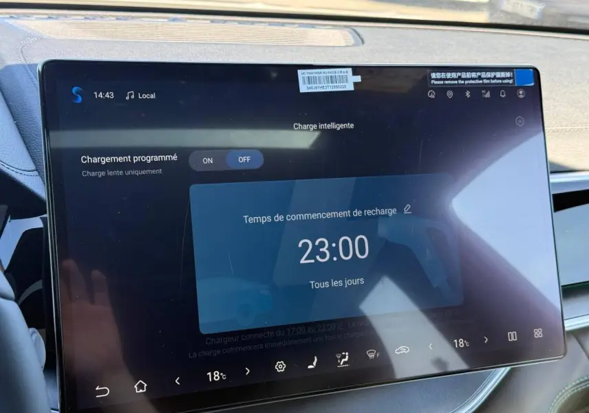 Écran tactile central du tableau de bord du BYD SEAL U 1.5 DM-i en intérieur, affichant la programmation de recharge.