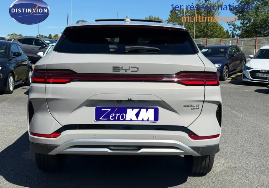 Vue arrière d'un BYD SEAL U 1.5 DM-i 218ch Boost en Boundless Cloud métallisé avec feux arrière LED étirés.