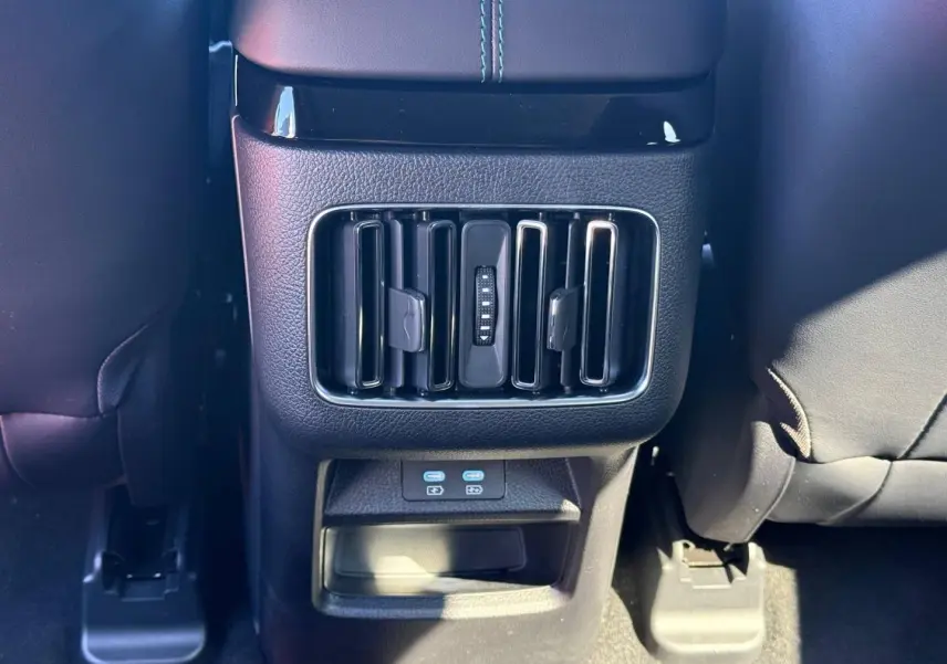 Bouche d’aération arrière et ports USB visibles entre les sièges noirs du BYD SEAL U 1.5 DM-i 218ch Boost.