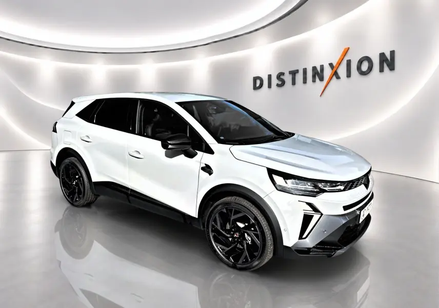Renault Symbioz gris rafale en 3/4 avant droit, SUV hybride avec jantes noires et détails noirs contrastants.