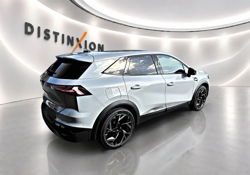 Vue 3/4 arrière droite du Renault SYMBIOZ gris rafale avec jantes noires et vitres surteintées dans un showroom.