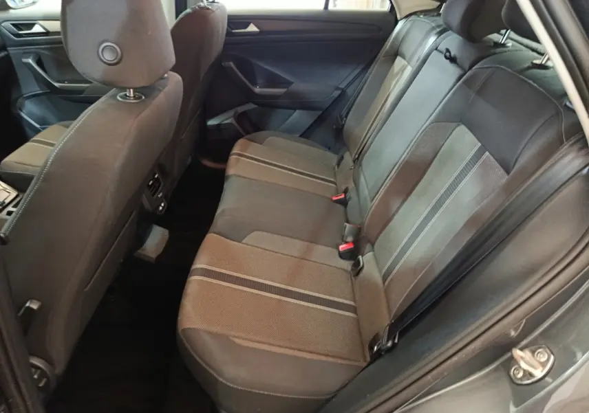 Vue intérieure côté droit sur la banquette arrière en tissu gris du Volkswagen T-Roc 1.0 TSI 110 Lounge Business 2021.