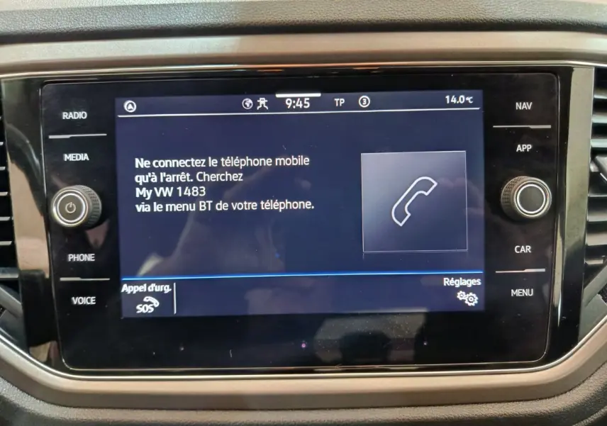 Écran tactile central du Volkswagen T-Roc 2021 affichant un message Bluetooth, entouré de commandes média et navigation.