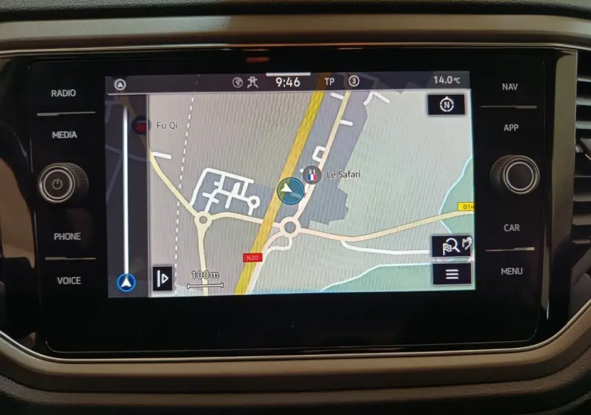 Écran tactile 8 pouces du système de navigation du Volkswagen T-ROC 2021 affichant une carte routière en intérieur.