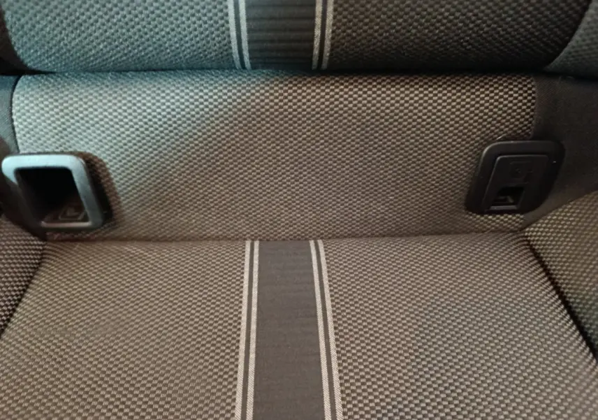 Gros plan sur la banquette arrière gris foncé du Volkswagen T-Roc 2021 avec fixation Isofix intégrée.