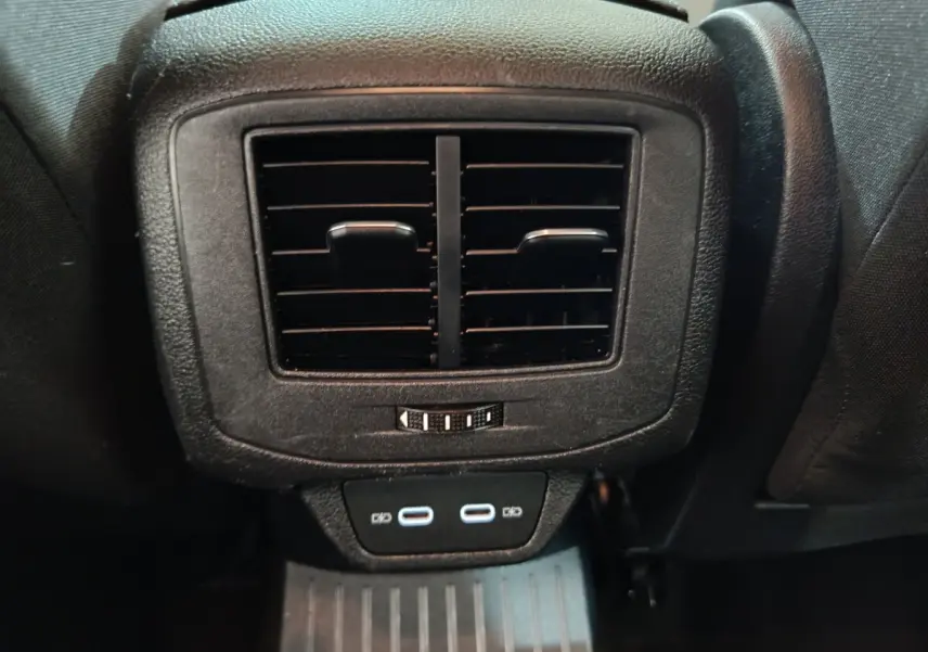 Vue rapprochée des aérateurs arrière noirs et des deux ports USB-C du Volkswagen T-Roc gris foncé 2021.