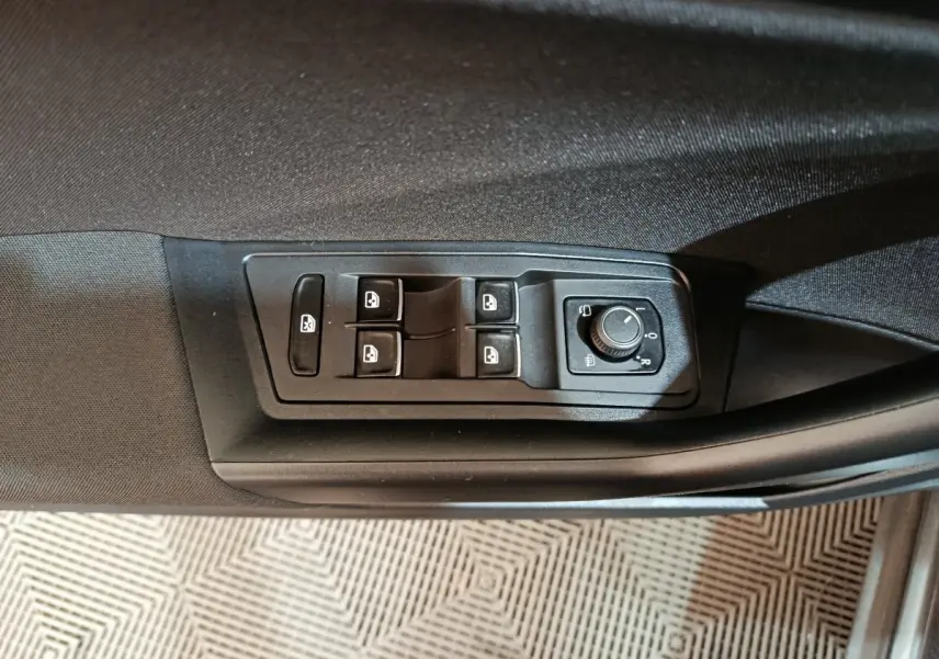 Commande des vitres et réglage des rétroviseurs sur la porte côté conducteur d’un Volkswagen T-Roc gris foncé 2021