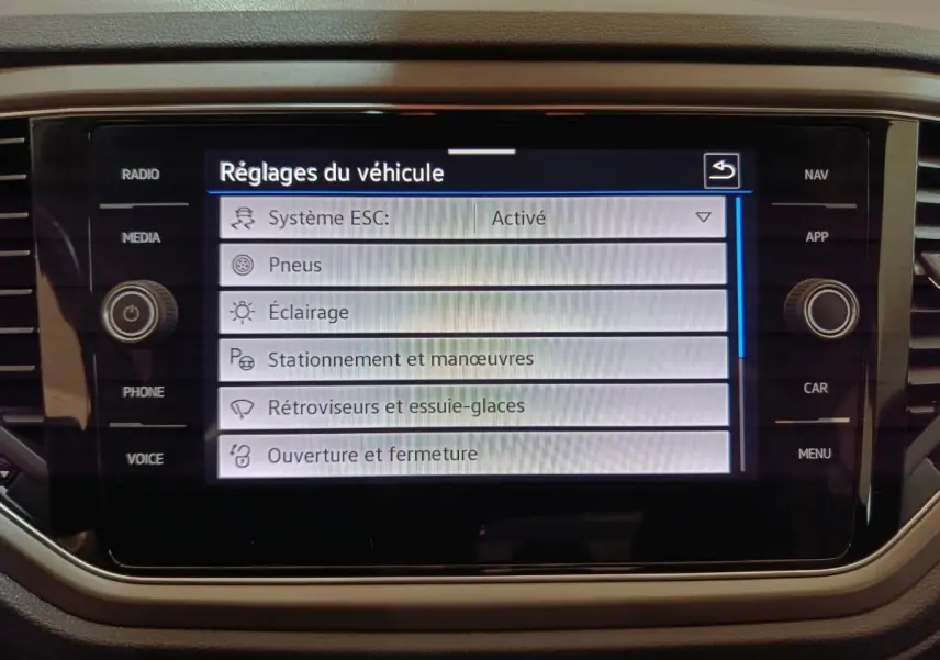 Écran tactile central du Volkswagen T-Roc 1.0 TSI 110 Lounge Business affichant les réglages du véhicule.
