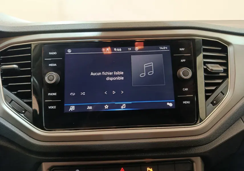 Écran tactile central du tableau de bord du Volkswagen T-Roc gris foncé, affichant un message de musique indisponible.