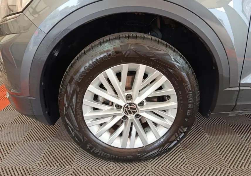 Gros plan sur la roue avant gauche grise du Volkswagen T-Roc 1.0 TSI 110 Lounge Business avec jante alliage argentée.