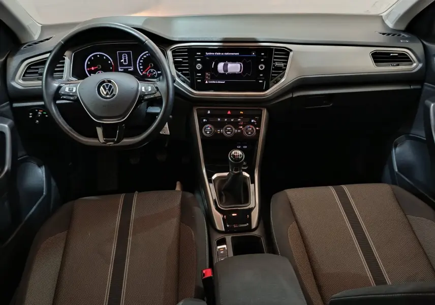 Intérieur du Volkswagen T-Roc 1.0 TSI 110 Lounge Business 2021, tableau de bord et volant cuir en vue frontale.