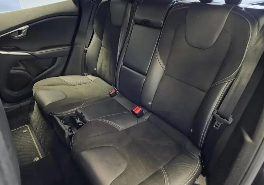 Vue intérieure côté gauche des sièges arrière en cuir noir avec surpiqûres beiges d'une Volvo V40 D2 R-Design 2019.