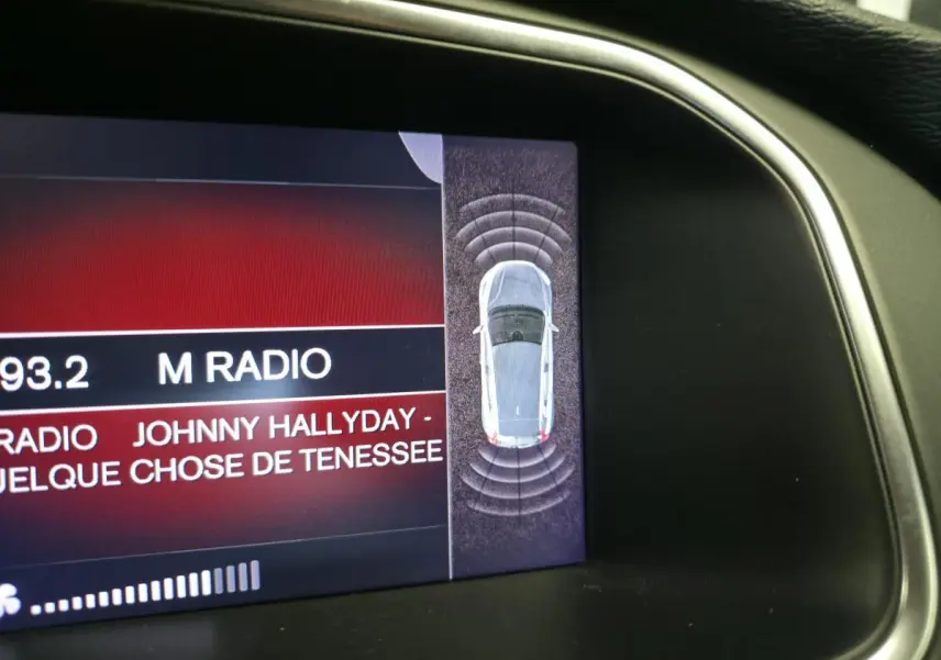 Affichage intérieur du système de radar de stationnement d'une Volvo V40 D2 R-Design 2019, vue écran tableau de bord.