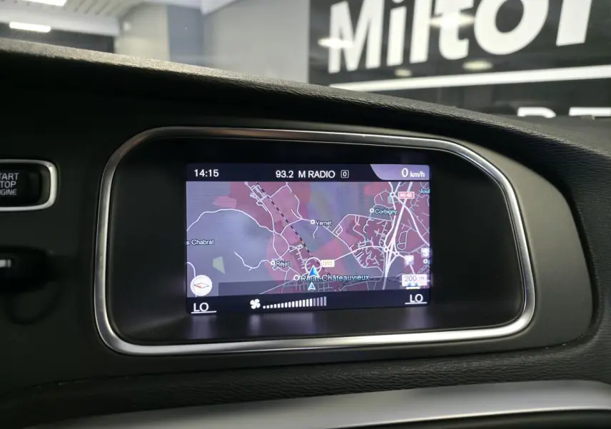 Écran tactile central affichant la navigation GPS dans l'habitacle noir d'une Volvo V40 D2 R-Design 2019.