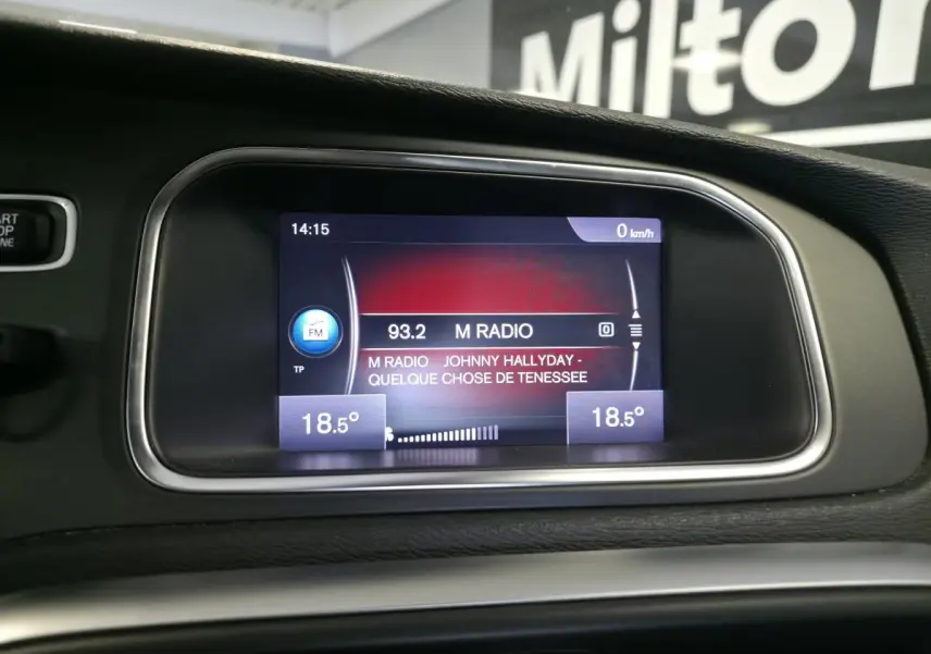 Écran central de la Volvo V40 R-Design 2019 affichant la radio FM et la température intérieure à 18,5°C.