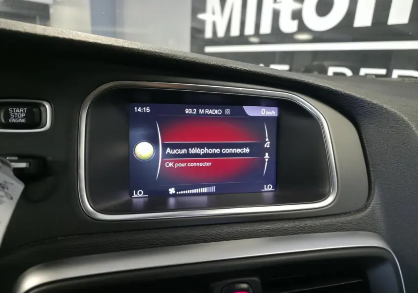 Écran central tactile du tableau de bord de la Volvo V40 D2 R-Design 2019 affichant l'interface de connexion téléphone.