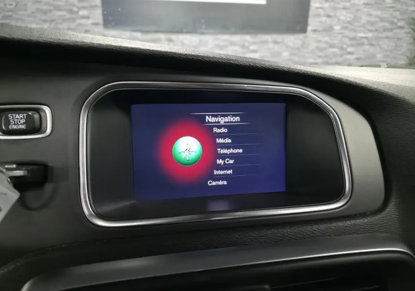 Écran central du système Sensus Navigation de la Volvo V40 D2 R-Design 2019, avec bouton Start/Stop visible.