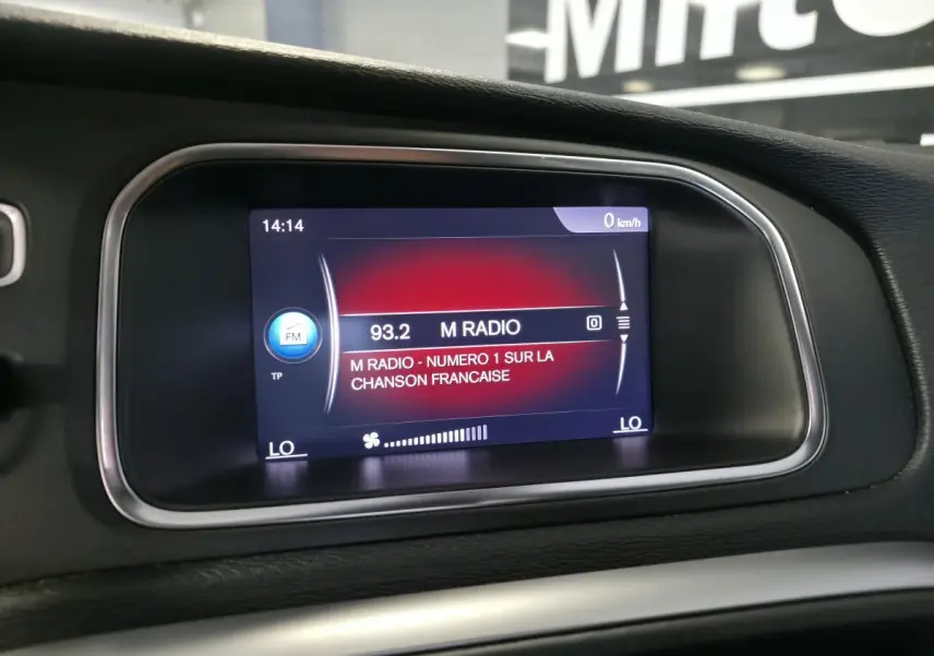 Écran central du système Sensus Navigation de la Volvo V40 D2 R-Design affichant la radio FM M Radio