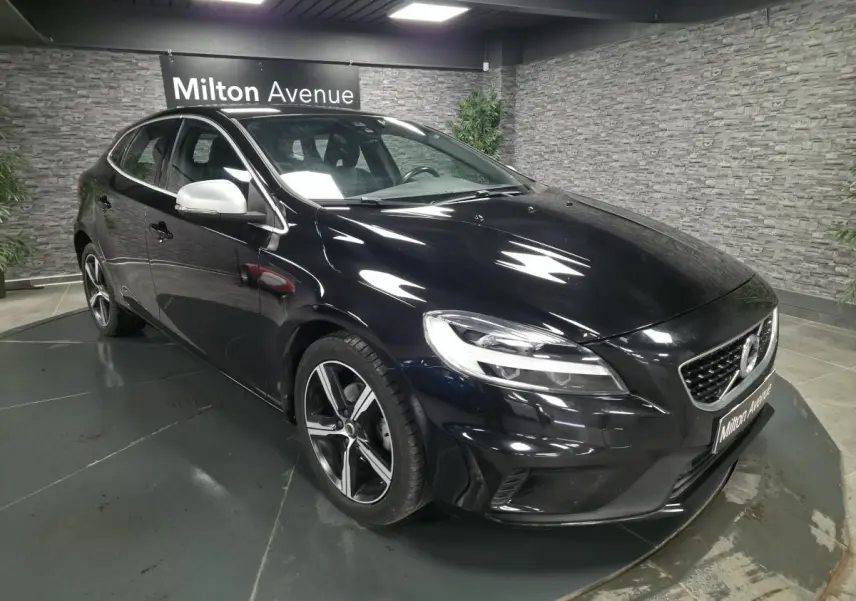 Volvo V40 D2 R-Design noire vue en 3/4 avant avec jantes alliage IXION et coques de rétroviseurs argentées.