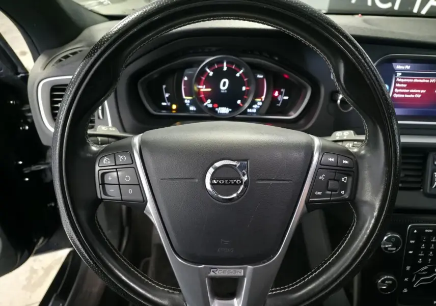 Vue rapprochée du volant cuir perforé noir avec logo Volvo et badge R-Design sur Volvo V40 D2 2019.