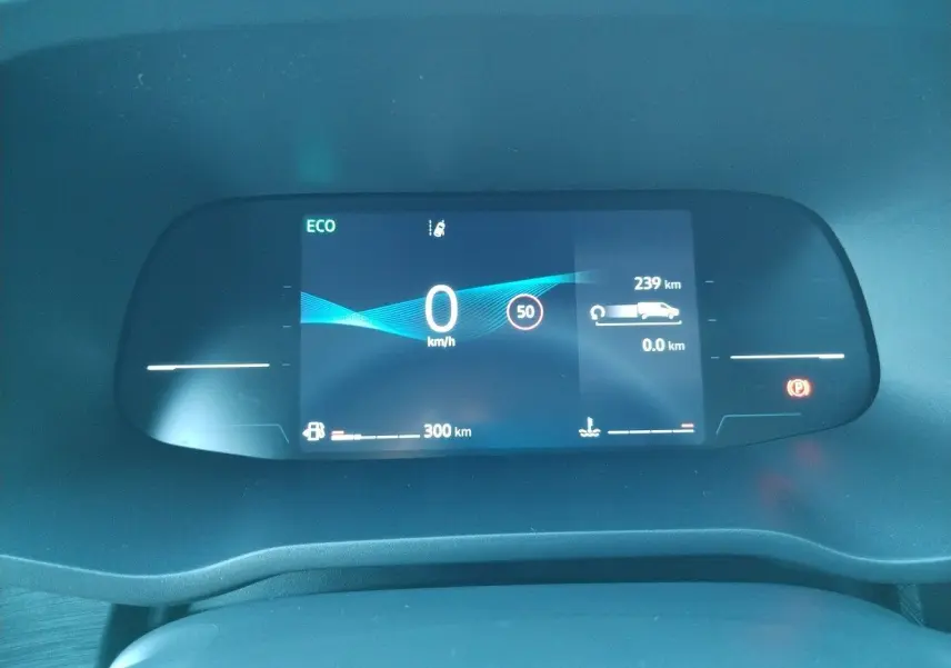 Affichage numérique du tableau de bord du Nissan Primastar blanc 2025 montrant la vitesse à 0 km/h en mode ECO.