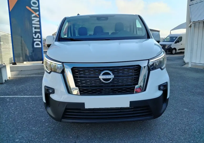 Vue de face d'un utilitaire blanc Nissan Primastar 2025 avec calandre noire et détails chromés.