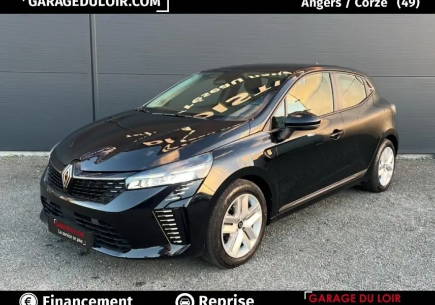 Renault Clio Evolution TCe 90 noir vue 3/4 avant droit, avec phares LED et jantes alliage argentées.