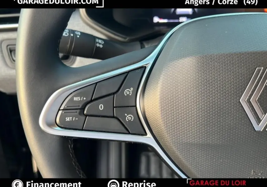 Gros plan sur la partie gauche du volant cuir synthétique noir de la Renault Clio 2025 avec commandes multifonctions.