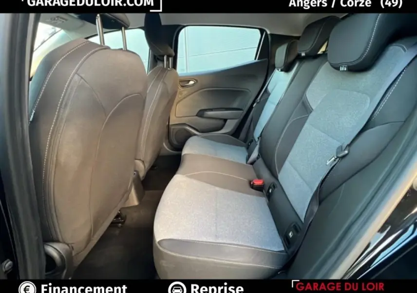 Vue intérieure côté droit sur la banquette arrière bi-matière grise et noire de la Renault Clio noir 2025.