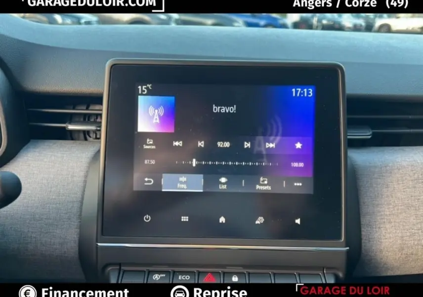 Écran tactile central de la Renault Clio noir, affichant la radio avec l'heure 17:13, vue intérieure frontale.