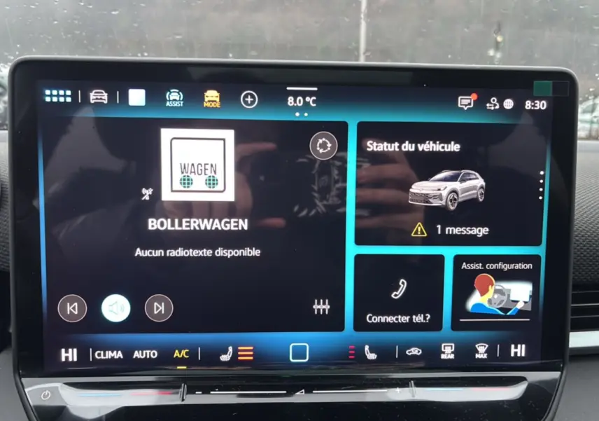 Écran tactile central du Volkswagen T-Roc 2026 affichant le statut véhicule et commandes multimédia, intérieur noir.