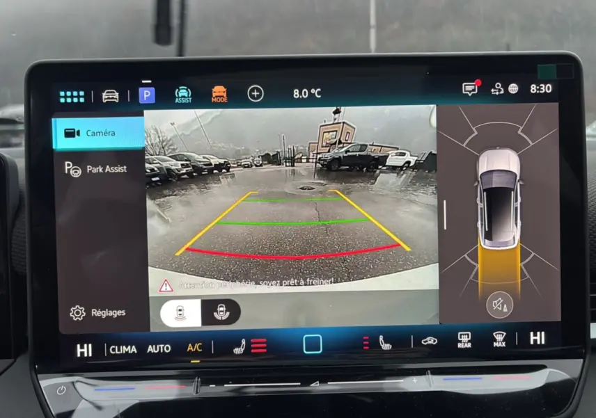 Affichage de la caméra de recul et du système Park Assist sur l'écran central du Volkswagen T-Roc blanc toit noir, version 2026.