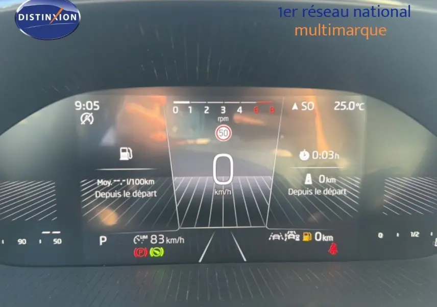 Gros plan sur la commande d’essuie-glace dans l’habitacle gris graphite métal de la Skoda Fabia 2025.