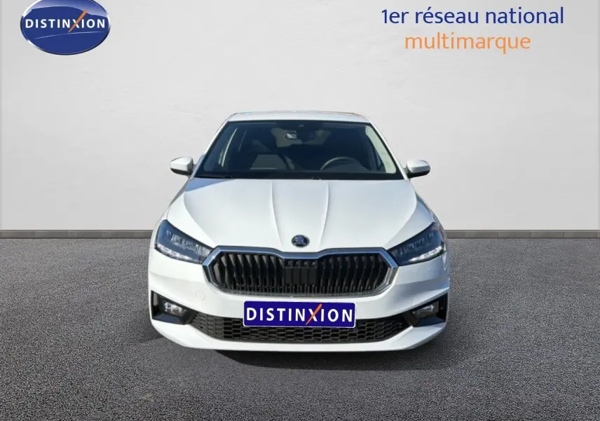 Vue frontale d'une Skoda Fabia gris graphite métal 2025 avec calandre noire et phares LED allumés.