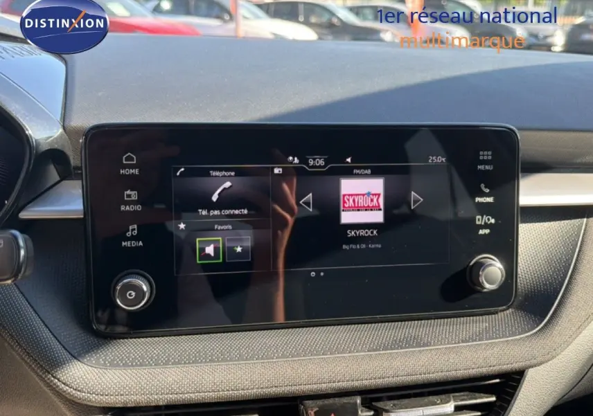 Gros plan sur les commandes des vitres électriques et rétroviseurs côté conducteur d'une Skoda Fabia gris graphite.