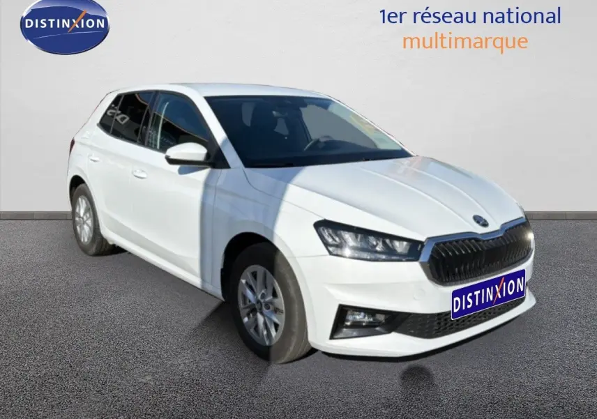 SKODA FABIA gris graphite métal vue 3/4 avant droit, calandre noire et jantes argentées visibles.