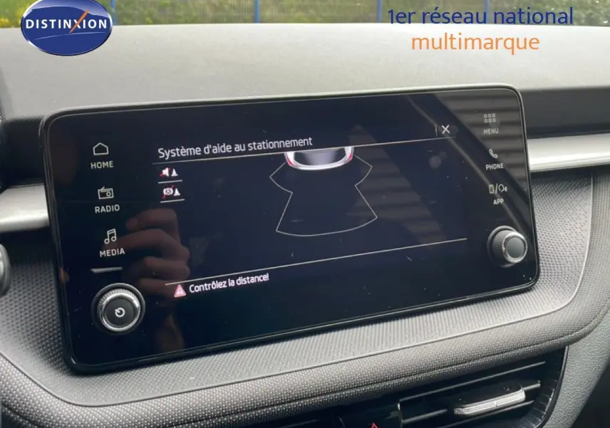 Écran tactile du système d'aide au stationnement dans l'habitacle d'une Skoda Fabia gris graphite, vue de face.